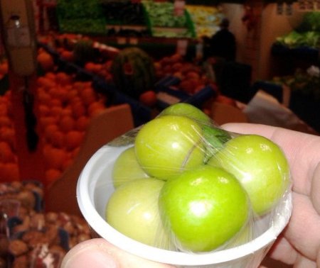 Marketlerde kilosu 150 liradan satışa çıkan erik alıcı bulamıyor