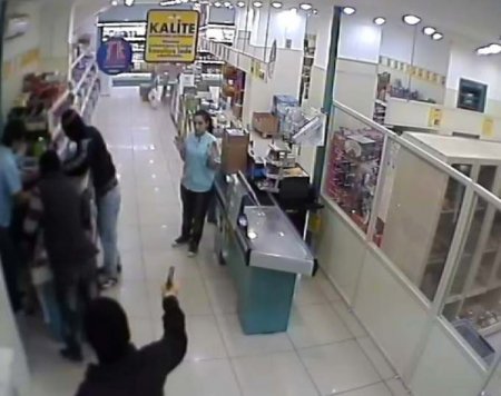 Marketten silahlı soygun güvenlik kamerasında
