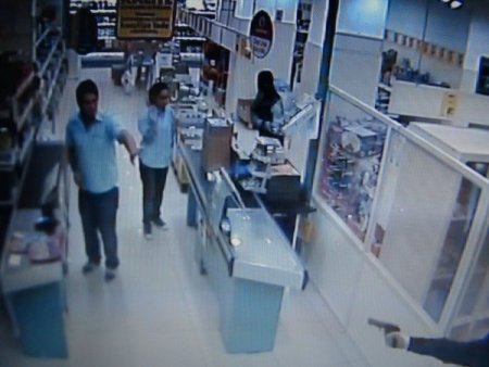 Marketten silahlı soygun güvenlik kamerasında