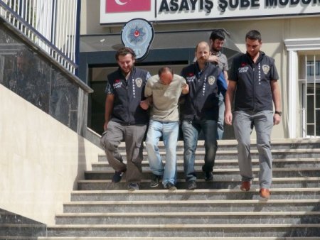 Marketten silahlı soygun güvenlik kamerasında