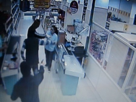 Marketten silahlı soygun güvenlik kamerasında