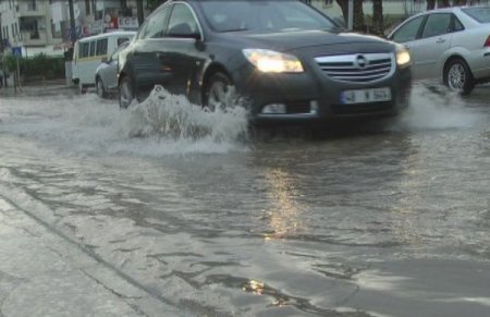 Marmaris’te 15 dakikalık yağmur yolları dereye döndürdü
