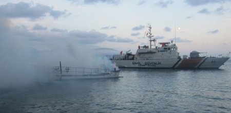 Marmaris’te dalgıç teknesi yanarak battı