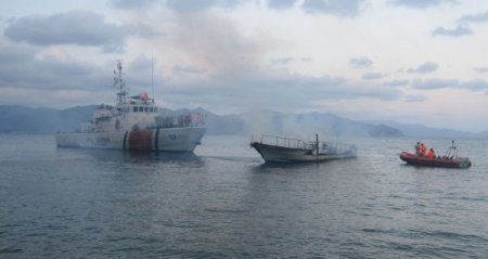 Marmaris’te dalgıç teknesi yanarak battı