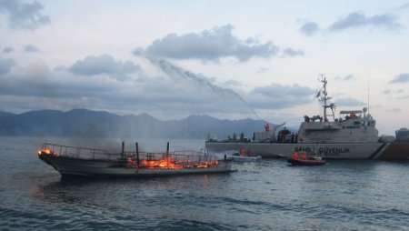 Marmaris’te dalgıç teknesi yanarak battı