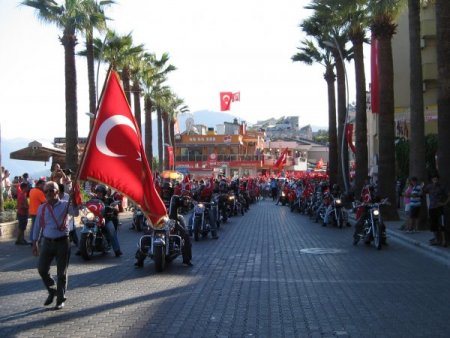 Marmaris'te şehitleri anma ve terörü protesto yürüyüşü