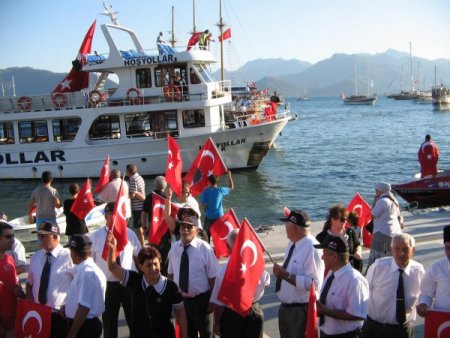 Marmaris'te şehitleri anma ve terörü protesto yürüyüşü
