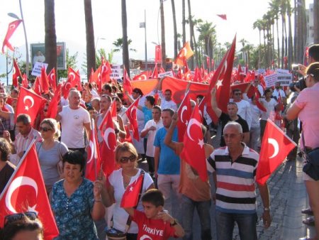 Marmaris'te şehitleri anma ve terörü protesto yürüyüşü