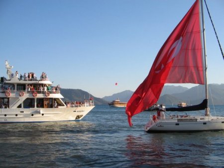 Marmaris'te şehitleri anma ve terörü protesto yürüyüşü