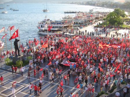 Marmaris'te şehitleri anma ve terörü protesto yürüyüşü
