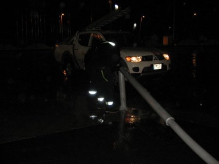 Marmaris’te şiddetli fırtına: Aydınlatma direği böyle devrildi