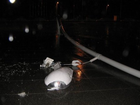 Marmaris’te şiddetli fırtına: Aydınlatma direği böyle devrildi