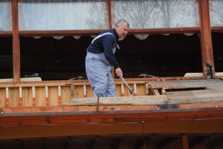 Masa ve sandalyelerini suya kaptıran esnaf zararının karşılanmasını bekliyor