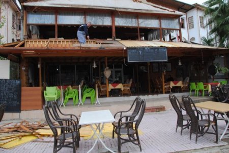 Masa ve sandalyelerini suya kaptıran esnaf zararının karşılanmasını bekliyor