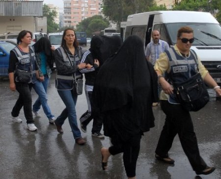 Masaj salonlarına fuhuş baskını