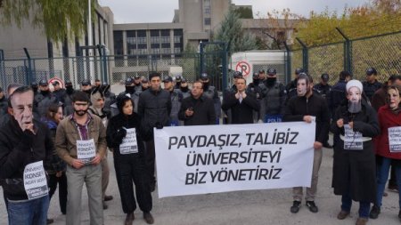 Maskeli eylemciler YÖK binasına girmek isteyince arbede çıktı