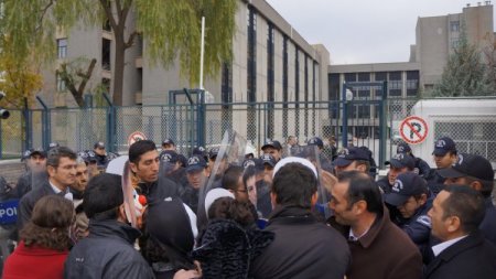 Maskeli eylemciler YÖK binasına girmek isteyince arbede çıktı