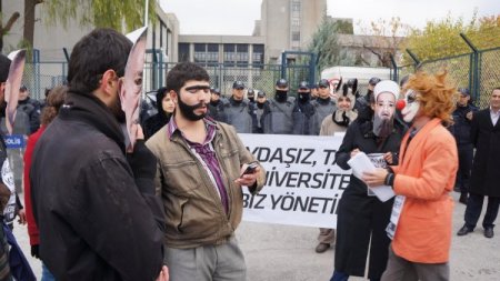 Maskeli eylemciler YÖK binasına girmek isteyince arbede çıktı