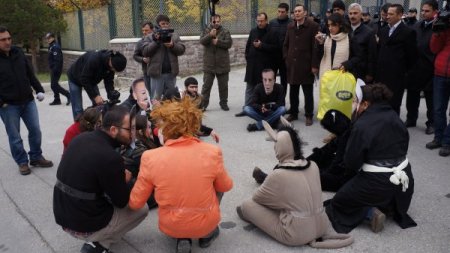 Maskeli eylemciler YÖK binasına girmek isteyince arbede çıktı