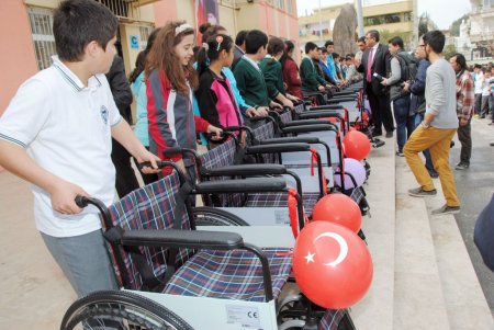 Mavi kapaklar 23 engelliye tekerlekli sandalye oldu