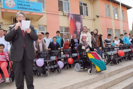 Mavi kapaklar 23 engelliye tekerlekli sandalye oldu