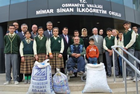Mavi kapaklar bir engelliyi daha sevindirdi