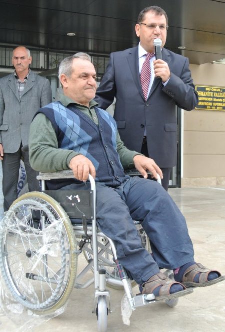 Mavi kapaklar bir engelliyi daha sevindirdi