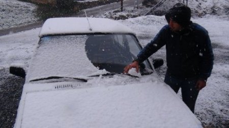 Mayıs ayına sayılı günler kala Bitlis'e lapa lapa kar yağdı