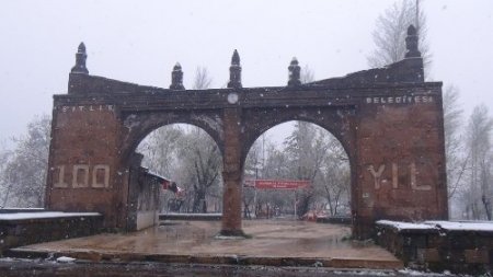 Mayıs ayına sayılı günler kala Bitlis'e lapa lapa kar yağdı