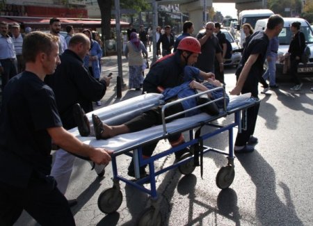 Mazgala sıkışan kadının kurtarılırken ayağı kırıldı