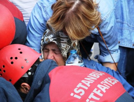 Mazgala sıkışan kadının kurtarılırken ayağı kırıldı