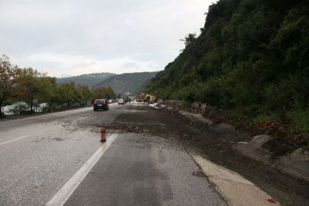 Mazot Yüklü Kamyon Su Kanalına Devrildi