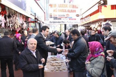 Mecidiye Caddesi Esnafı Vatandaşlara Aşure Dağıttı