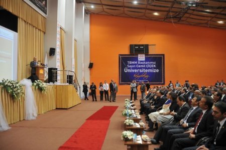 Meclis Başkanı Çiçek: Dünyaya Türkçe öğretenleri takdir etmek lazım