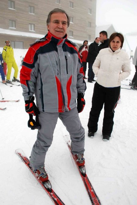 Meclis Başkanı Mehmet Ali Şahin Kartalkaya'da Kayak Yaptı