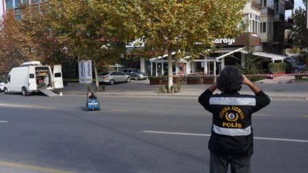 Meclis karşısındaki şüpheli çanta polisi alarma geçirdi
