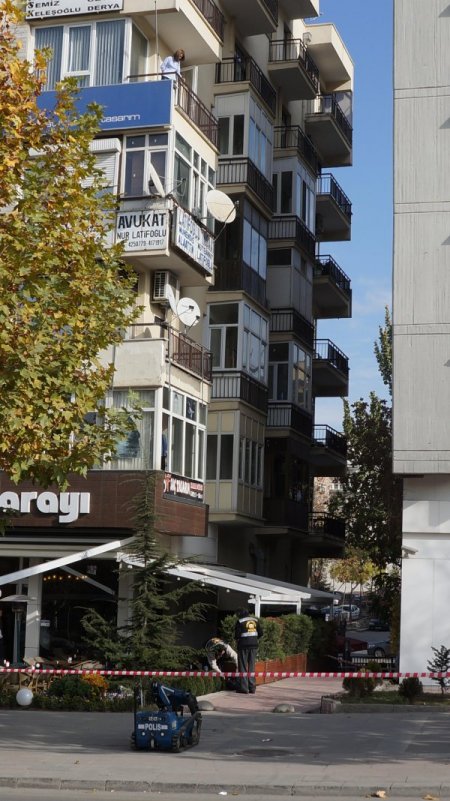 Meclis karşısındaki şüpheli çanta polisi alarma geçirdi