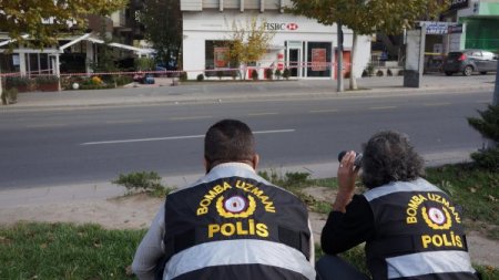 Meclis karşısındaki şüpheli çanta polisi alarma geçirdi
