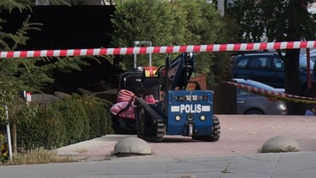 Meclis karşısındaki şüpheli çanta polisi alarma geçirdi