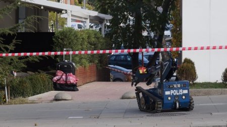 Meclis karşısındaki şüpheli çanta polisi alarma geçirdi