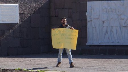 Meclis önünde bomba süsü verilmiş çantayla eylem yaptı