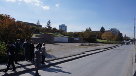 Meclis önünde bomba süsü verilmiş çantayla eylem yaptı