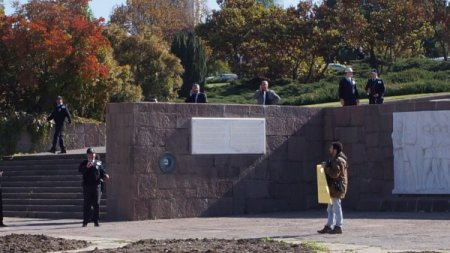 Meclis önünde bomba süsü verilmiş çantayla eylem yaptı