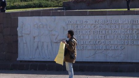 Meclis önünde bomba süsü verilmiş çantayla eylem yaptı