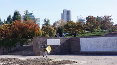 Meclis önünde bomba süsü verilmiş çantayla eylem yaptı
