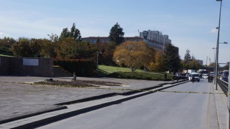 Meclis önünde bomba süsü verilmiş çantayla eylem yaptı