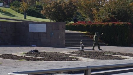 Meclis önünde bomba süsü verilmiş çantayla eylem yaptı
