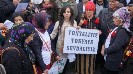 Meclis önünde ‘kemençeli’ eylem