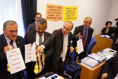 Meclis Plan ve Bütçe Komisyonu'nda limonlu protesto