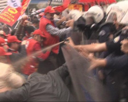 Meclis'e yürümek isteyen DİSK üyelerine müdahale (2)